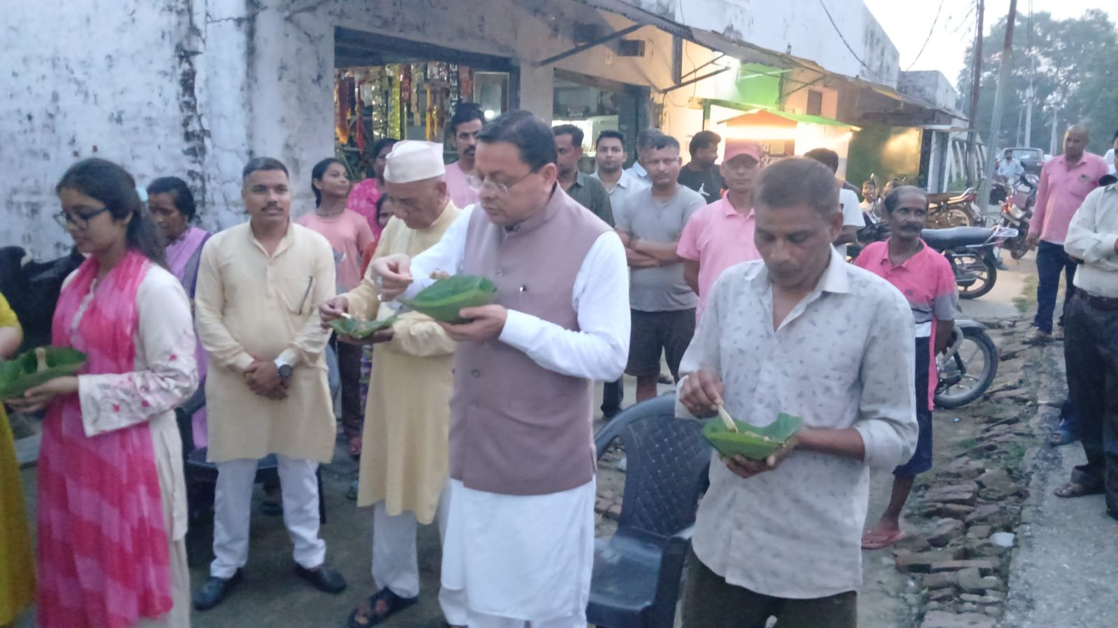 लोकल फॉर वोकल’ को सीएम धामी का बढ़ावा, लोहियाहेड में पैदल पहुंचकर स्थानीय स्टॉल पर चखा टिक्की का स्वाद