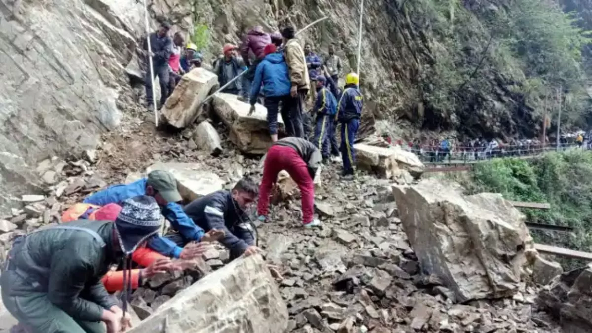 केदारनाथ पैदल मार्ग पर हादसा, पहाड़ी से गिरे पत्थर की चपेट में आने से महाराष्ट्र की महिला श्रद्धालु की मौत