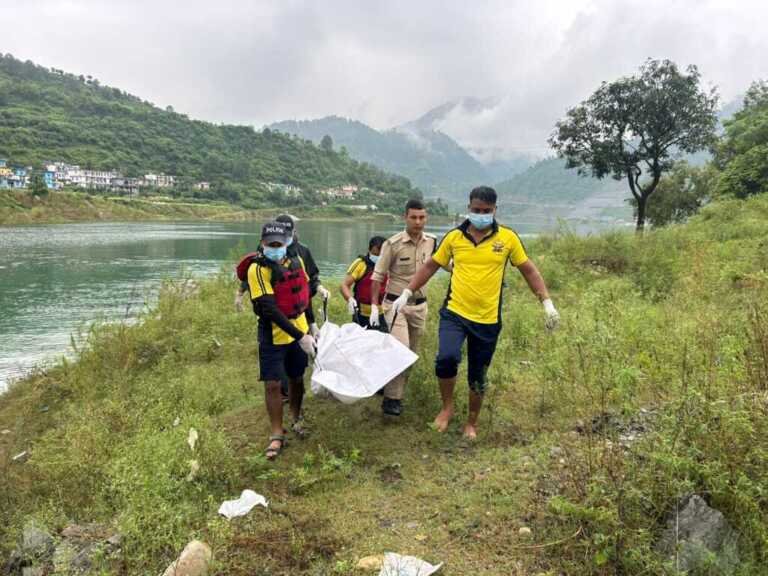 उत्तरकाशी : चिन्यालीसौड़ झील में मिला अज्ञात पुरुष का शव, SDRF ने रेस्क्यू कर पुलिस को सौंपा
