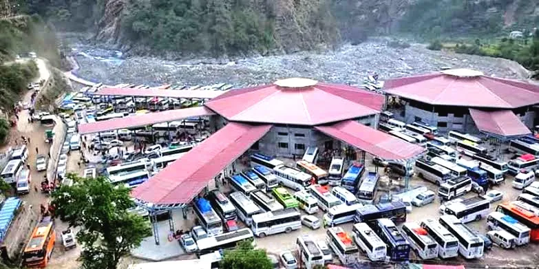 बस सेवाओं के विवाद से चारधाम यात्रा प्रभावित, श्रद्धालुओं की बढ़ी परेशानी