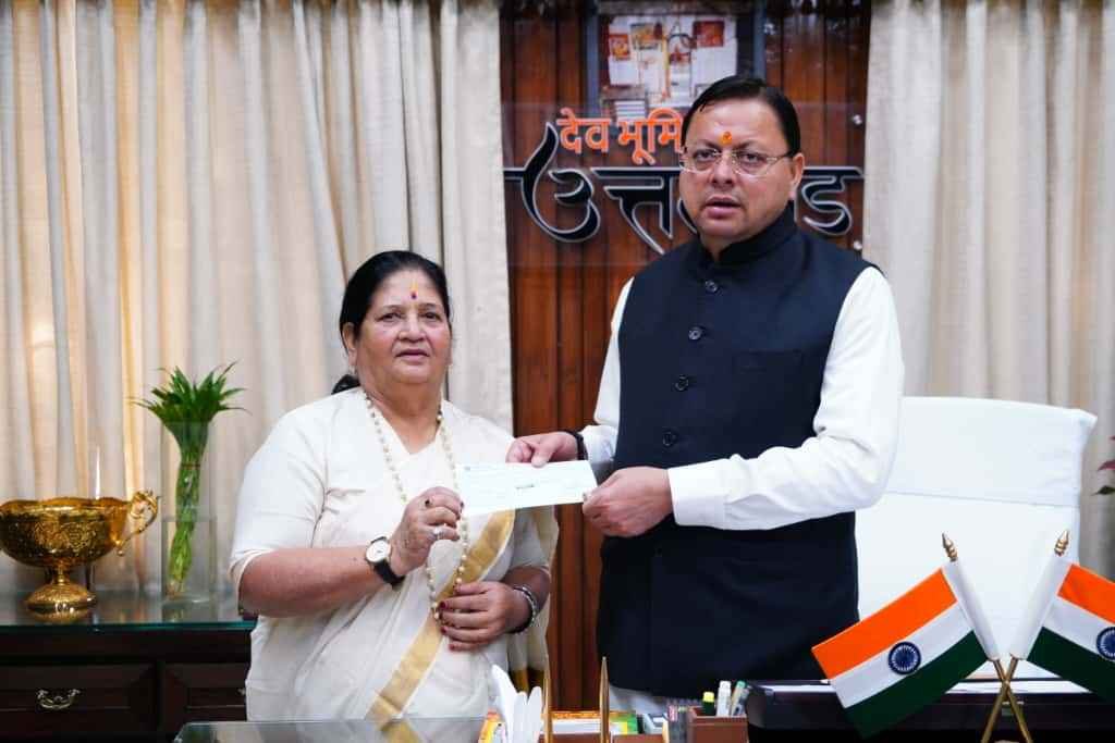 मुख्यमंत्री राहत कोष के लिए पर्वतारोही बछेंद्री पाल ने प्रदान किया 10 लाख का चेक