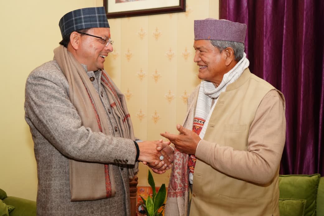 मुख्यमंत्री पुष्कर सिंह धामी ने पूर्व मुख्यमंत्री हरीश रावत से की शिष्टाचार भेंट, कुशलक्षेम जाना