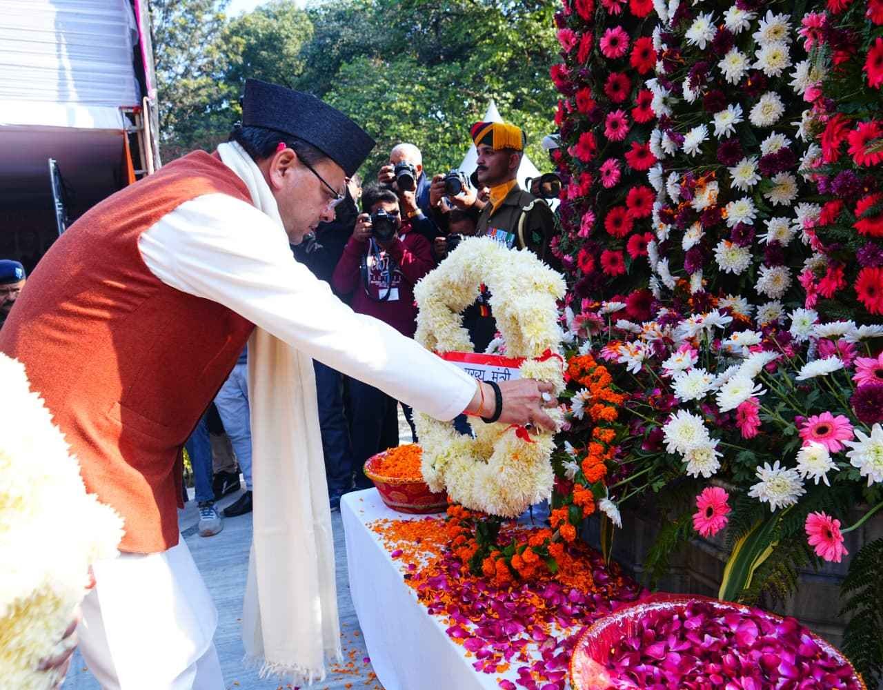 मुख्यमंत्री ने विजय दिवस पर शहीद स्मारक में पुष्पचक्र अर्पित कर वीर बलिदानियों को दी श्रद्धांजलि