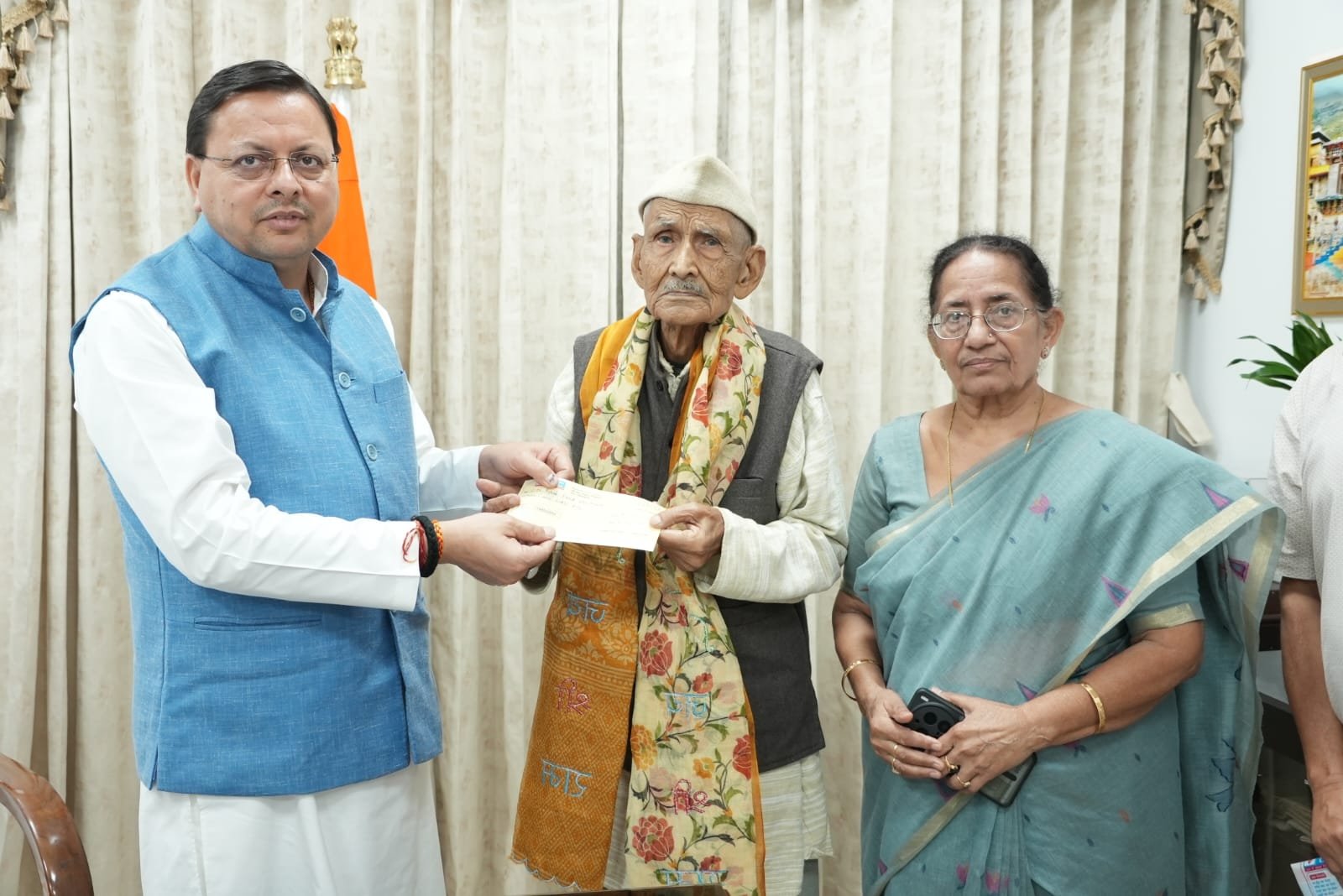 96 वर्षीय जबर सिंह रावत ने मुख्यमंत्री राहत कोष में दान किए ₹7 लाख, मुख्यमंत्री धामी ने की सराहना