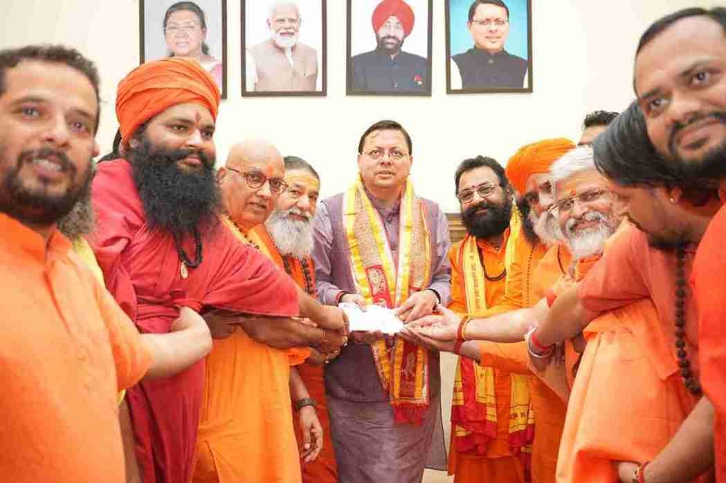 अखाड़ा परिषद ने आपदा राहत कार्यों में निभाई अग्रणी भूमिका, सीएम धामी ने संत समाज के योगदान का किया सम्मान