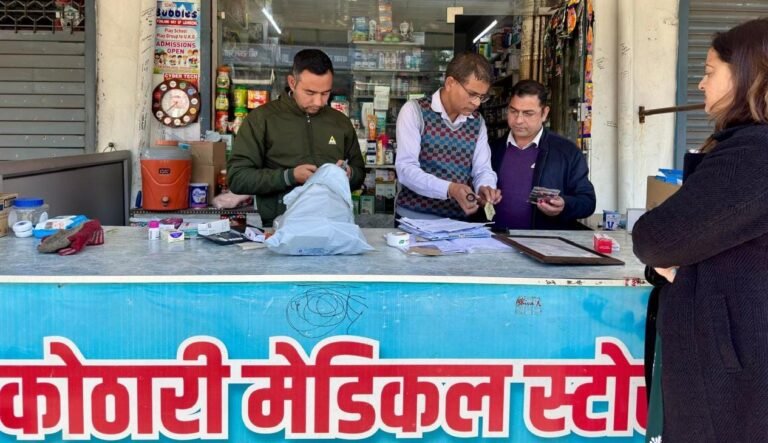 ड्रग विभाग की छापेमारी: अनियमितताओं पर कई केमिस्ट शॉप सील, कुछ ने खुद किए शटर डाउन