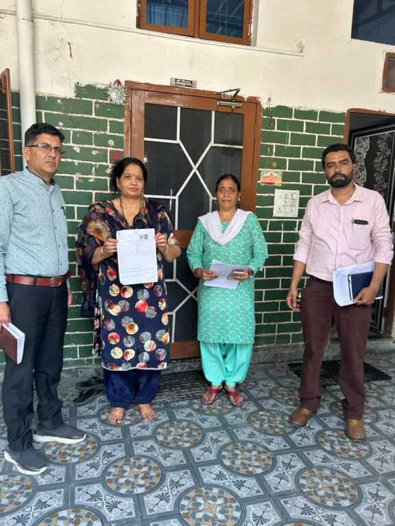 एसआईआर अभियान ने पकड़ी रफ्तार, 1882 मतदेय स्थलों पर घर-घर पहुंच रहे बीएलओ