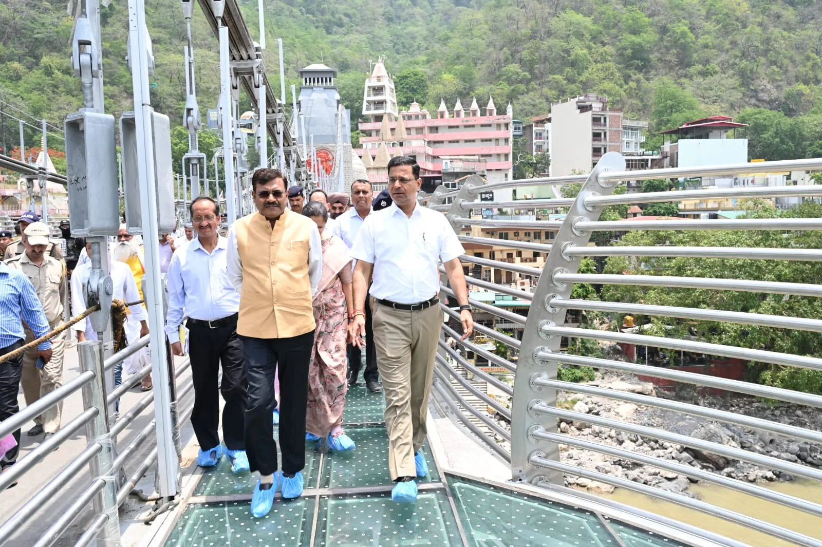 मुख्य सचिव उत्तराखंड द्वारा टिहरी गढ़वाल में बजरंग सेतु एवं हिलान्स हिमालयन भोजनालय का निरीक्षण