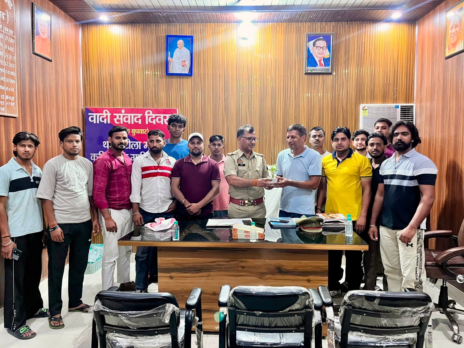 कांवड़ यात्रा में पुलिस के साथ कंधे से कंधा मिलाकर चले कांवड़ मित्र, थाना प्रभारी ने किया सम्मानित